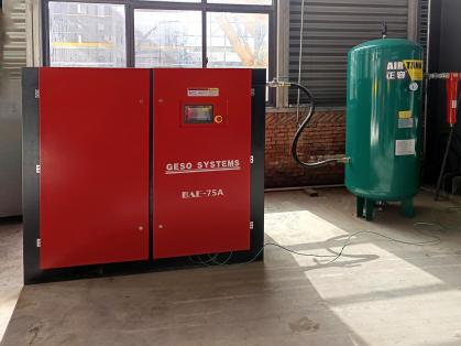 Sistem Generasi Nitrogen Pintar dan Pemampat Udara Kecekapan Tinggi Memperkasakan Pengeluaran Karbon Untuk Membuat Penanda Aras Kualiti Industri